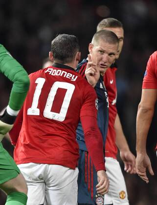 01.04.2014, Fussball Champions League 2013 2014, Viertelfinale, Manchester United - FC Bayern München, im Stadion Old Trafford in Manchester. Platzverweis für Bastian Schweinsteiger (mitte, München). Er muss vom Platz gehen. Vorher zeigt er noch Wayne Rooney (Manchester United) an dass es kein Foul war. 