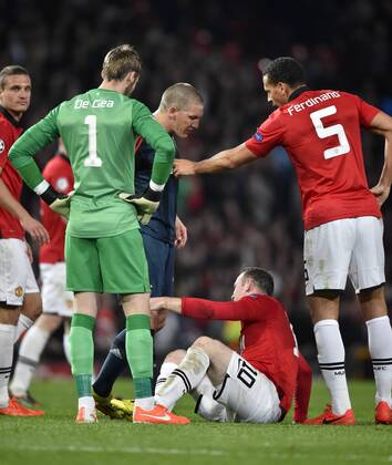 01.04.2014, Fussball Champions League 2013 2014, Viertelfinale, Manchester United - FC Bayern München, im Stadion Old Trafford in Manchester. Platzverweis für Bastian Schweinsteiger (mitte, München). Er muss vom Platz gehen. Vorher zeigt er noch Wayne Rooney (Manchester United) an dass es kein Foul war. 