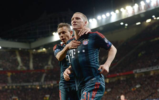 FUSSBALL CHAMPIONS LEAGUE VIERTELFINALE HINSPIEL SAISON 2013 2014 Manchester United FC - FC Bayern München 01.04.2014 Rafinha und Bastian Schweinsteiger (v.l., beide FC Bayern München) jubeln nach dem 1:1 