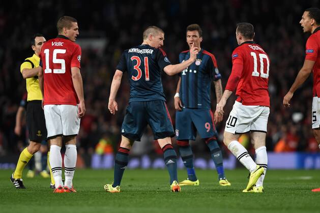 FUSSBALL CHAMPIONS LEAGUE VIERTELFINALE HINSPIEL SAISON 2013 2014 Manchester United FC - FC Bayern München 01.04.2014 Bastian Schweinsteiger (2.v.l., FC Bayern München) reklamiert nach seiner Gelb-Roten Karte bei Wayne Rooney (re, Manchester United FC) 