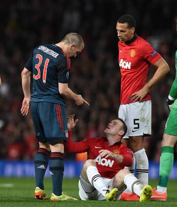 FUSSBALL CHAMPIONS LEAGUE VIERTELFINALE HINSPIEL SAISON 2013 2014 Manchester United FC - FC Bayern München 01.04.2014 Bastian Schweinsteiger (li, FC Bayern München) reklamiert nach seiner Gelb-Roten Karte bei Wayne Rooney (am Boden, Manchester United FC) 