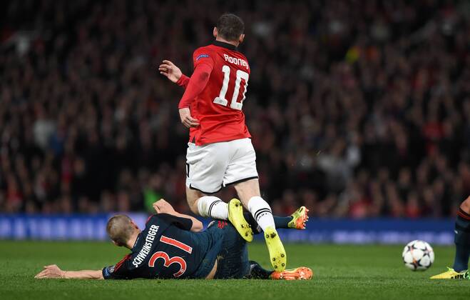 FUSSBALL CHAMPIONS LEAGUE VIERTELFINALE HINSPIEL SAISON 2013 2014 Manchester United FC - FC Bayern München 01.04.2014 Bastian Schweinsteiger (li, FC Bayern München) gegen Wayne Rooney (re, Manchester United FC). Im Anschluss an diesem Zweikampf erhält Bastian Schweinsteiger die Gelb-Rote Karte 