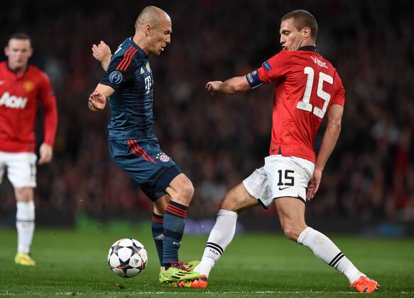 FUSSBALL CHAMPIONS LEAGUE VIERTELFINALE HINSPIEL SAISON 2013 2014 Manchester United FC - FC Bayern München 01.04.2014 Arjen Robben (li, FC Bayern München) gegen Nemanja Vidic (re, Manchester United FC) 