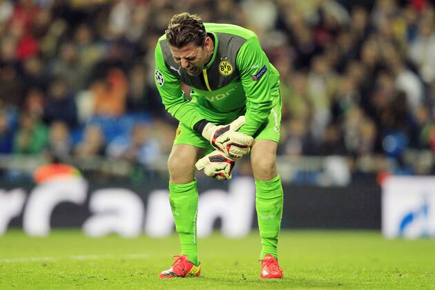 Torwart Roman Weidenfeller (Borussia Dortmund 1) mit Schmerzen an der linken Hand Real Madrid C.F. vs Borussia Dortmund --- Fussball --- Champions League --- Viertelfinale --- 02.04.2014 Foto: Schueler Eibner EP_JSE