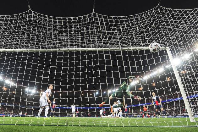 de Ezequiel Lavezzi (PSG) - Petr Cech (Chelsea) Paris Saint Germain PSG - Chelsea FC London - JBAutissierxPanoramic 