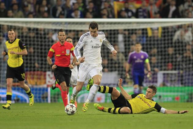 Kapitaen Sebastian Kehl (Borussia Dortmund 5) im Zweikampf gegen tackling against Gareth Bale (Real Madrid CF 11) Real Madrid C.F. vs Borussia Dortmund --- Fussball --- Champions League --- Viertelfinale --- 02.04.2014 Foto: Schueler Eibner EP_JSE