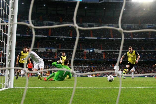 Gareth Bale (Real Madrid CF 11) mit dem Fuehrungs Treffer, Tor zum 1:0 gegen Torwart Roman Weidenfeller (Borussia Dortmund 1) Real Madrid C.F. vs Borussia Dortmund --- Fussball --- Champions League --- Viertelfinale --- 02.04.2014 Foto: Schueler Eibner EP_JSE