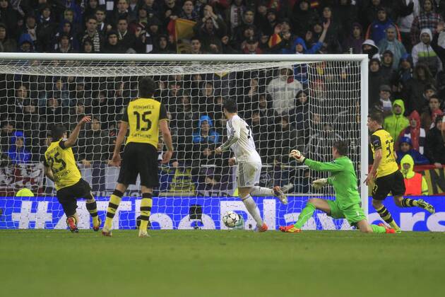 Cristiano Ronaldo (Real Madrid CF 7) mit dem Treffer, Tor, Goal zum 3:0 gegen Torwart Roman Weidenfeller (Borussia Dortmund 1) Real Madrid C.F. vs Borussia Dortmund --- Fussball --- Champions League --- Viertelfinale --- 02.04.2014 Foto: Schueler Eibner EP_JSE