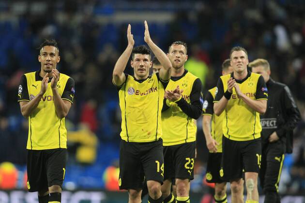 vl: Pierre-Emerick Aubameyang (Borussia Dortmund 17), Milos Jojic (Borussia Dortmund 14), Julian Schieber (Borussia Dortmund 23) und Kevin Grosskreutz (Borussia Dortmund 19) enttäuscht auf dem Weg zu den Fans Real Madrid C.F. vs Borussia Dortmund --- Fussball --- Champions League --- Viertelfinale --- 02.04.2014 Foto: Schueler Eibner EP_JSE