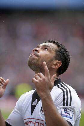 Kieran Richardson of Fulham celebrates scoring the first goal of the game - Football - Barclays Premier League - Aston Villa vs Fulham - Villa Park Birmingham - Season 13 14 - 05 04 2014 Pic Malcolm Couzens Sportimage EDITORIAL USE ONLY. No use with unauthorised audio, video, data, fixture lists, club league logos or live services. Online in-match use limited to 120 images, no video emulation. No use in betting, games or single club league player publications.