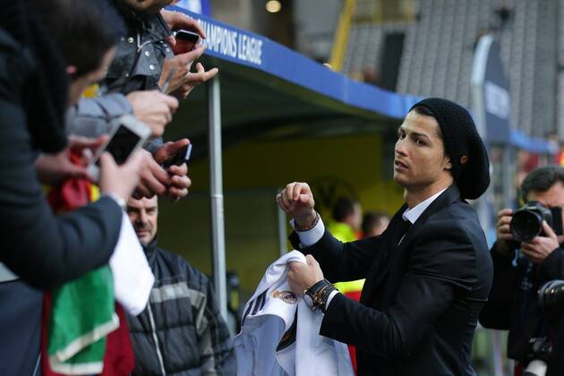 08.04.2014, xgsx, Fussball Champions League, Borussia Dortmund - Real Madrid, v.l. Cristiano Ronaldo (Real Madrid - 7) gibt Autogramme an Fans vor dem Spiel in Dortmund