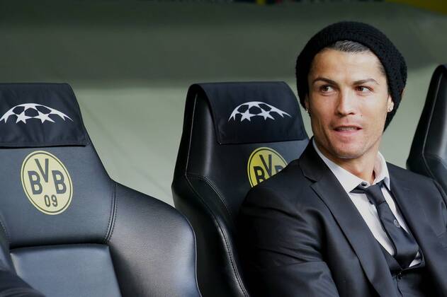08.04.2014, xgsx, Fussball Champions League, Borussia Dortmund - Real Madrid, v.l. Cristiano Ronaldo (Real Madrid - 7) im Anzug gut gelaunt auf der Bank in Dortmund