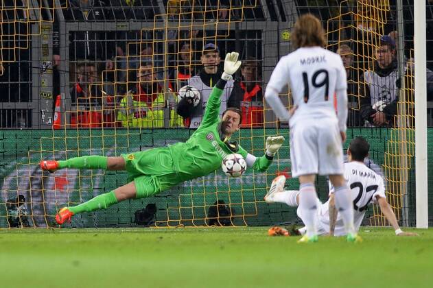 08.04.2014, xgsx, Fussball Champions League, Borussia Dortmund - Real Madrid, v.l. Roman Weidenfeller (Torhueter, Torwart BVB Borussia Dortmund - 1) haellt den 11 Meter, Elfmeter von Angel Di Maria (Real Madrid - 22)