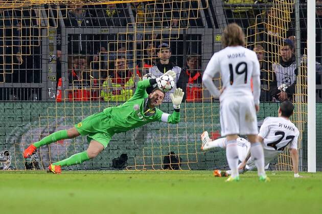 08.04.2014, xgsx, Fussball Champions League, Borussia Dortmund - Real Madrid, v.l. d01 haellt den 11 Meter, Elfmeter von Angel Di Maria (Real Madrid - 22)