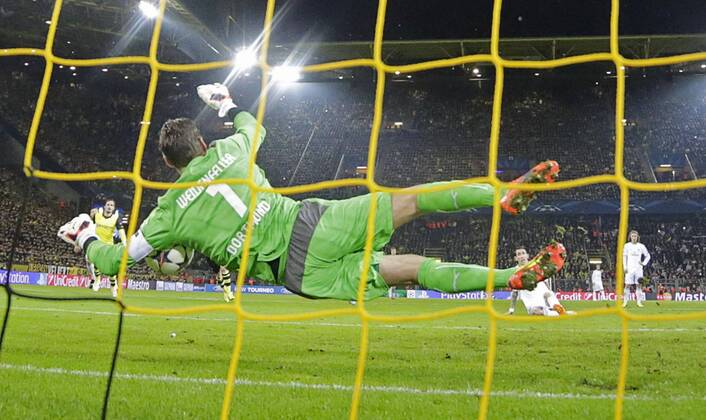 Roman WEIDENFELLER 1 Torwart BVB haelt Elfmeterschiessen, 11m, Strafstoss, Strafe, Elfmeter, Strafstoß ,Aktion, Einzelbild, Torschuss wehrt den Ball ab, fängt, fangen, festhalten, Aktion, BORUSSIA DORTMUND - REAL MADRID Fussball UEFA Champions League, Viertelfinale, Rueckspiel Dortmund, 08.04.2014 CL Saison 2013 2014, BVB