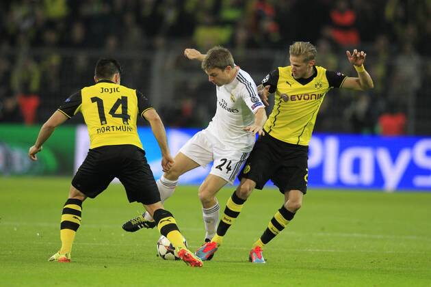 Asier Illarramendi (Real Madrid CF 24) im Zweikampf gegen Oliver Kirch (Borussia Dortmund 21) und Milos Jojic (Borussia Dortmund 14) Borussia Dortmund vs Real Madrid C.F. --- Fussball --- Champions League --- Viertelfinale --- 08.04.2014 Foto: Schueler Eibner EP_JSE