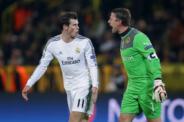 08.04.2014, xgsx, Fussball Champions League, Borussia Dortmund - Real Madrid, v.l. Roman Weidenfeller (Torhueter, Torwart BVB Borussia Dortmund - 1) schimpft mit Gareth Bale (Real Madrid - 11) nachdem dieser einen 11 Meter, Elfmeter schinden wollte
