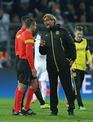 08.04.2014, Fussball Champions League 2013 2014, Viertelfinale, Rückspiel, Borussia Dortmund - Real Madrid, im Signal-Iduna-Park-Stadion in Dortmund, Trainer Jürgen Klopp (re., Dortmund) diskutiert mit Schiedsrichter Damir Skomina 
