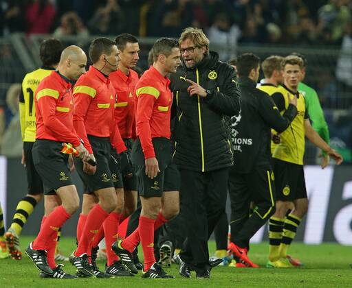 08.04.2014, Fussball Champions League 2013 2014, Viertelfinale, Rückspiel, Borussia Dortmund - Real Madrid, im Signal-Iduna-Park-Stadion in Dortmund, Trainer Jürgen Klopp (re., Dortmund) diskutiert mit dem Schiedsrichtergespann 