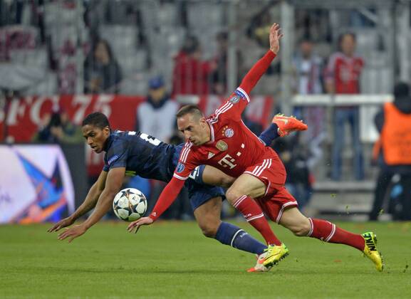 09.04.2014, Fussball Champions League 2013 2014, Viertelfinale, Rückspiel, FC Bayern München - Manchester United, in der Allianz-Arena München. v.li: Antonio Valencia (Manchester United) gegen Franck Ribery (München). 