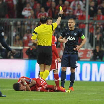Gelbe Karte für Nemanja Vidic (Manchester United) nach einem Foul an Mario Mandzukic (FC Bayern München) Bayern München - Manchester United, Champions League, Viertelfinale, Fussball, 09.04.2014