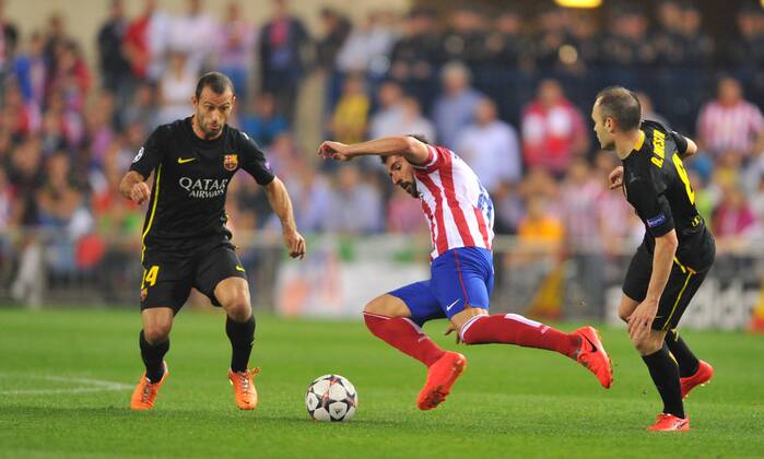09.04.2014, Fussball UEFA Champions League Viertelfinale, Atletico Madrid - FC Barcelona, v.l. Javier Mascherano (FC Barcelona) Raul Garcia (Atl. Madrid) Andres Iniesta (FC Barcelona)