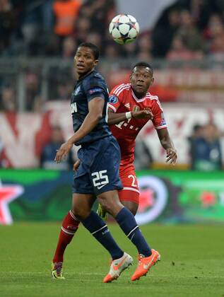 FUSSBALL CHAMPIONS LEAGUE VIERTELFINALE SAISON 2013 2014 FC Bayern München - Manchester United FC 09.04.2014 David Alaba (re, FC Bayern München) gegen Antonio Valencia (li, Manchester United FC) FOTO: Pressefoto ULMER Andreas Schaad xxNOxMODELxRELEASEx 