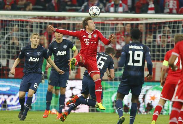 Mario GÖTZE, FCB 19 im Kopfballduell mit Michael CARRICK, MANU 16 FC BAYERN MÜNCHEN - MANCHESTER UNITED Fussball UEFA Champions League, Viertelfinale, , Fussball UEFA Champions League, Achtelfinale, München, 09.04.2014 CL Saison 2013 2014, FCB, München