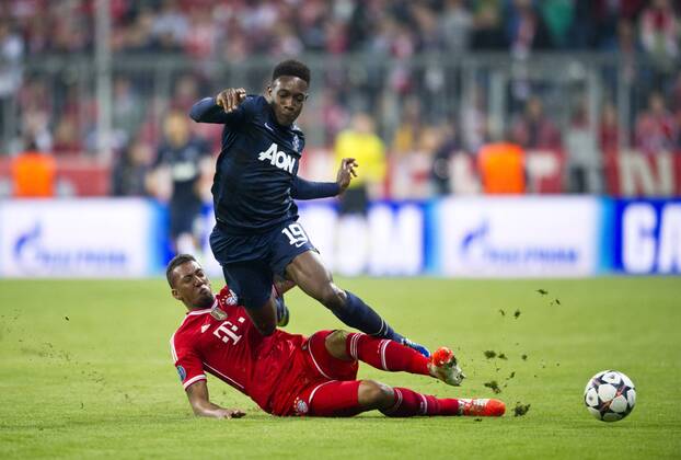 Jerome BOATENG (M) - Danny WELBECK (oben MAN) Fussball international Saison 2013 2014, Viertelfinale : FC Bayern München - Manchester United in München, Deutschland am 09.04.2014,