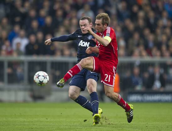 Philipp LAHM (M) - Wayne ROONEY (l MAN) Fussball international Saison 2013 2014, Viertelfinale : FC Bayern München - Manchester United in München, Deutschland am 09.04.2014,