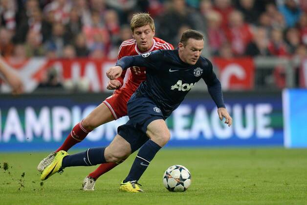 FUSSBALL CHAMPIONS LEAGUE VIERTELFINALE SAISON 2013 2014 FC Bayern München - Manchester United FC 09.04.2014 Wayne Rooney (re, Manchester United FC) gegen Toni Kroos (li, FC Bayern München) FOTO: Pressefoto ULMER Andreas Schaad xxNOxMODELxRELEASExx 