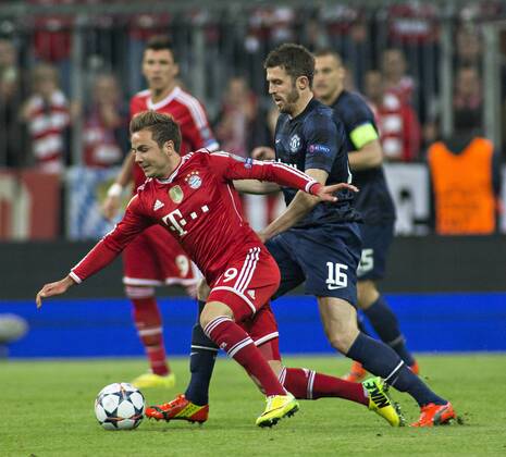 Mario Götze (FCB), Michael Carrick (ManU) 09.04.2014, München, FC Bayern München vs. Manchester United FC