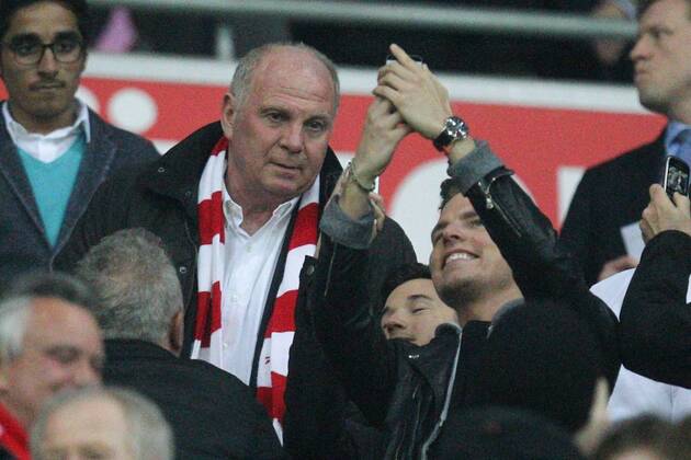 Ex-Präsident Uli Hoeness (FC Bayern München) und ein Fan machen Foto FC Bayern München vs. Manchester United, Fussball, Champions League, 09.04.2014 EP_ckt