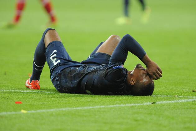 Patrice Evra (Manchester United) lieegt verletzt am Boden. Bayern München - Manchester United, Champions League, Viertelfinale, Fussball, 09.04.2014