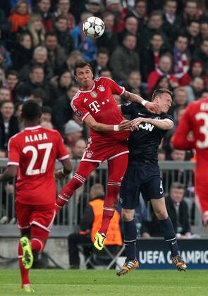 Mario Mandzukic, Phil Jones Aktion Spielszene Zweikampf Fussball Fussball UEFA Chapionsleague Viertelfinale Herren Saison 2013 14 09.04.2014 FC Bayern München vs. FC Manchester United ManU