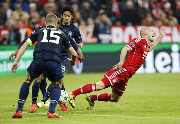 Arjen ROBBEN, FCB 10 Zweikampf , Aktion um den gegen Nemanja VIDIC, MANU 15 , Shinji KAGAWA, MANU 26 , Aktion, Zweikampf, Spielszene, Tackling, , Foul, unsportlich, Regelverstoss, gefoult, schweres, Vergehen, unfair, Schwalbe FC BAYERN MÜNCHEN - MANCHESTER UNITED Fussball UEFA Champions League, Viertelfinale, , Fussball UEFA Champions League München, 09.04.2014 CL Saison 2013 2014, FCB, München
