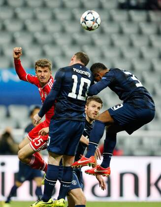 Thomas MÜLLER, M?LLER, FCB 25 im Kopfballduell mit Wayne ROONEY, MANU 10 , Patrice EVRA, MANU 3 , Michael CARRICK, MANU 16 , Kopfball, Kopfballduell, Abwehr , vergibt Torchance FC BAYERN MÜNCHEN - MANCHESTER UNITED Fussball UEFA Champions League, Viertelfinale, , Fussball UEFA Champions League München, 09.04.2014 CL Saison 2013 2014, FCB, München