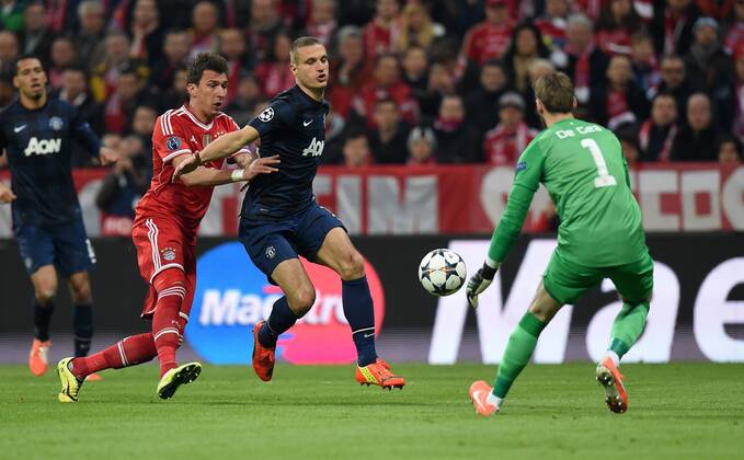 FUSSBALL CHAMPIONS LEAGUE VIERTELFINALE SAISON 2013 2014 FC Bayern München - Manchester United FC 09.04.2014 Mario Mandzukic (li, FC Bayern München) gegen Nemanja Vidic (Mitte) und Torwart David De Gea (re, beide Manchester United FC) 