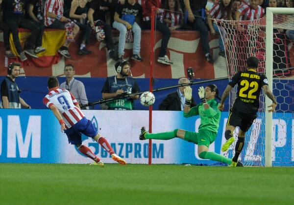 Atletico de Madrid s Forward number 9 David Villa Sanchez - VILLA (33 years) - FC Barcelona s goalkeeper number 13 Jose Manuel Pinto Colorado - PINTO (39 years) - FC Barcelona s Defender number 22 Daniel Alver da Silva - DANI ALVES (31 years) Round quarter-finals of the Champions league, soccer match between Atletico de Madrid - FC Barcelona at the Vicente Calderon estadium, Madrid - Spain by April 9, 2014. 