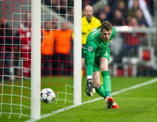 Tor zum 2-1: Torwart David DE GEA (MAN) kann den nicht mehr halten. Fussball international Saison 2013 2014, Viertelfinale : FC Bayern München - Manchester United in München, Deutschland am 09.04.2014,