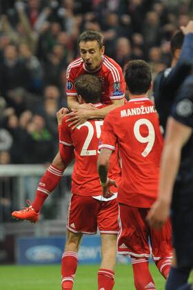 Rafinha (FC Bayern München) springt auf Thomas Müller (FC Bayern München) der soeben das 2:1 erzielt hat. Bayern München - Manchester United, Champions League, Viertelfinale, Fussball, 09.04.2014