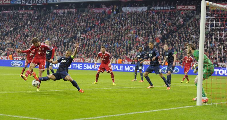 09.04.2014, Fussball Champions League 2013 2014, Viertelfinale, Rückspiel, FC Bayern München - Manchester United, in der Allianz-Arena München. Torschuss zum 2:1 für Bayern von Thomas Müller (li, Bayern München). Nemanja Vidic (2.v.li, Manchester United) ist ohne Abwehrchance. 