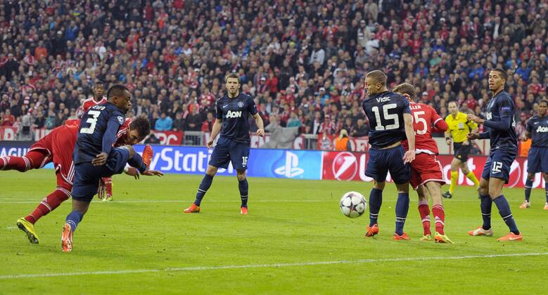 09.04.2014, Fussball Champions League 2013 2014, Viertelfinale, Rückspiel, FC Bayern München - Manchester United, in der Allianz-Arena München. Kopfballtor zum 1:1 Ausgleich von Mario Mandzukic (li, Bayern München). Patrice Evra (2.v.li, Manchester United) kann nichts machen. 