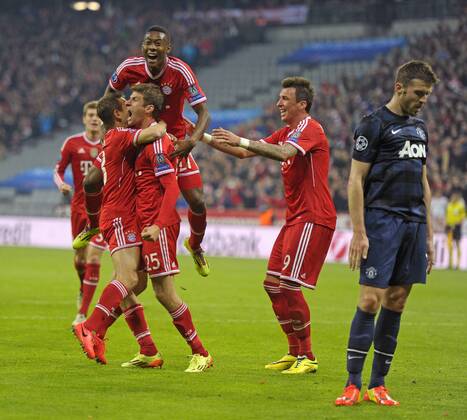 09.04.2014, Fussball Champions League 2013 2014, Viertelfinale, Rückspiel, FC Bayern München - Manchester United, in der Allianz-Arena München. Torjubel Thomas Müller (Bayern München) zum 2:1. re: Michael Carrick (Manchester United) frustriert. 