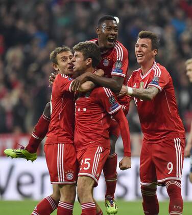 FUSSBALL CHAMPIONS LEAGUE VIERTELFINALE SAISON 2013 2014 FC Bayern München - Manchester United FC 09.04.2014 Torjubel nach dem 2:1: Rafinha, David Alaba, Thomas Müller und Mario Mandzukic (v.l., aule FC Bayern München) 