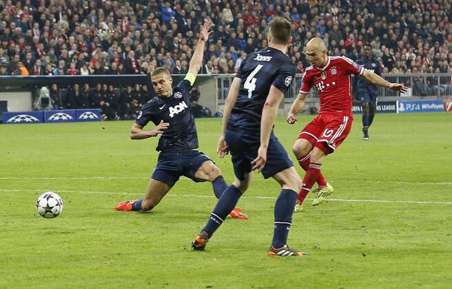 Arjen ROBBEN, FCB 10 Torschuss, schiesst das Tor zum 3-1 FC BAYERN MÜNCHEN - MANCHESTER UNITED Fussball UEFA Champions League, Viertelfinale, , Fussball UEFA Champions League, Achtelfinale, München, 09.04.2014 CL Saison 2013 2014, FCB, München