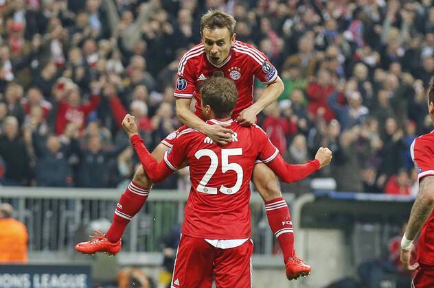 Thomas MÜLLER , FCB 25 Torschuss, schiesst das Tor zum 2-1 Torjubel, Jubel nach dem Tor mit RAFINHA (FCB 13) FC BAYERN MÜNCHEN - MANCHESTER UNITED Fussball UEFA Champions League, Viertelfinale, , Fussball UEFA Champions League, Achtelfinale, München, 09.04.2014 CL Saison 2013 2014, FCB, München