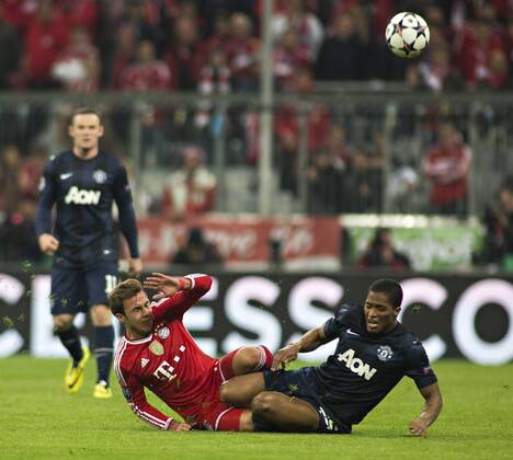 Mario Götze (FCB), Antonio Valencia (ManU) 09.04.2014, München, FC Bayern München vs. Manchester United FC