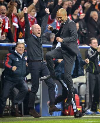 09.04.2014, Fussball Champions League 2013 2014, Viertelfinale, Rückspiel, FC Bayern München - Manchester United, in der Allianz-Arena München. Jubel über das 3.Tor: Trainer Pep Guardiola (re, Bayern München) hüpft vor Freude in die Luft. li: Sportdirektor Matthias Sammer (Bayern München). 