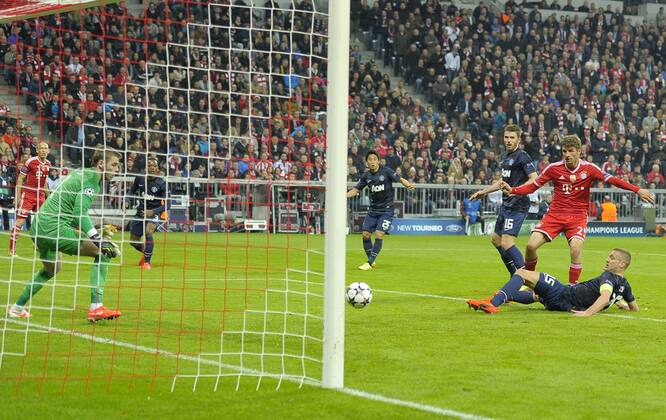 09.04.2014, Fussball Champions League 2013 2014, Viertelfinale, Rückspiel, FC Bayern München - Manchester United, in der Allianz-Arena München. Torwart David de Gea (Manchester United) kassiert das 2:1 von Thomas Müller (München) 